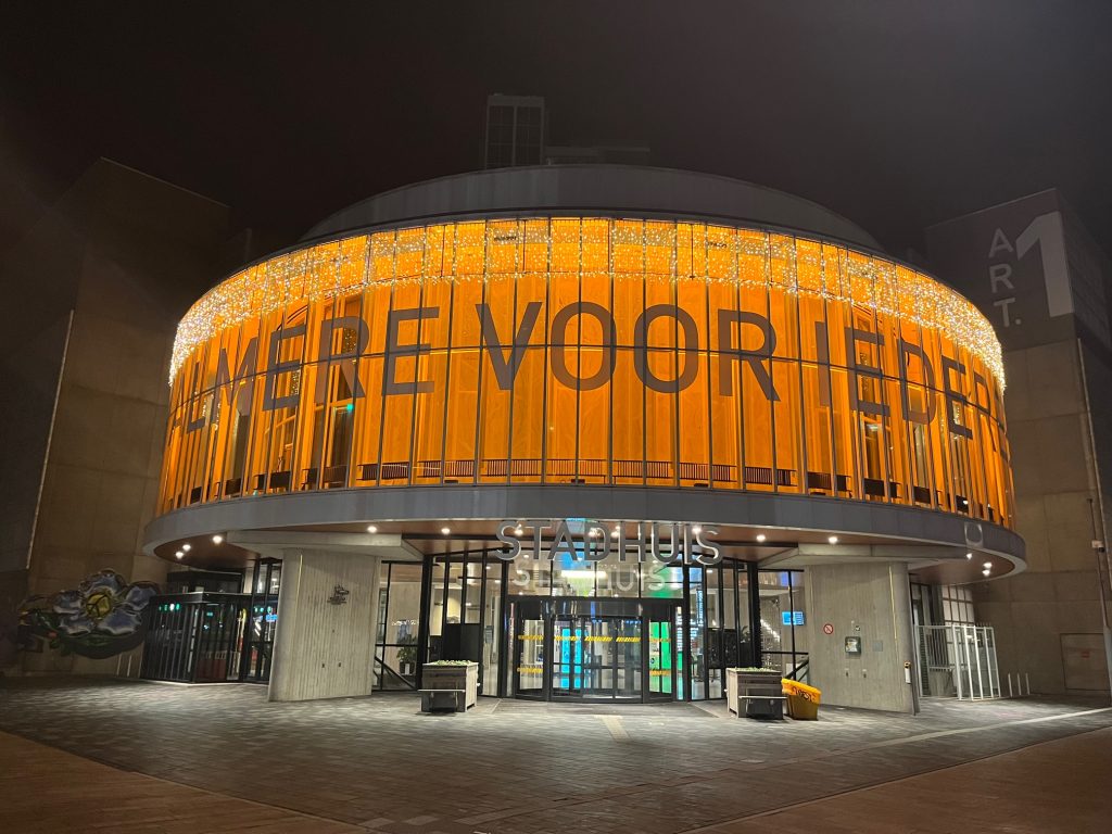 Stadhuis in Almere kleurt oranje om aandacht te vragen voor geweld tegen vrouwen en meisjes