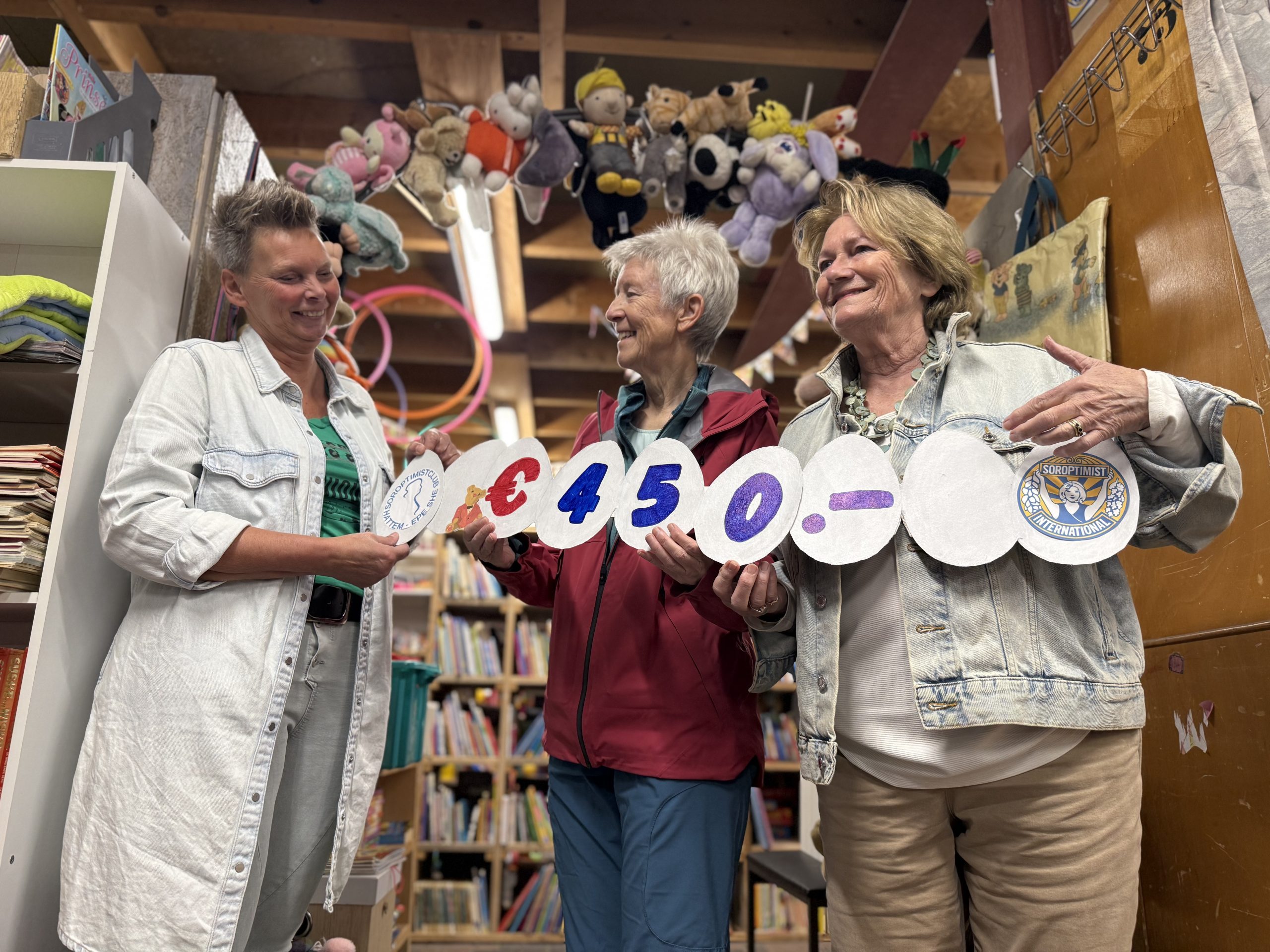 Cheque van Soroptimistclub aanbieden aan coordinator van de Rode Beer