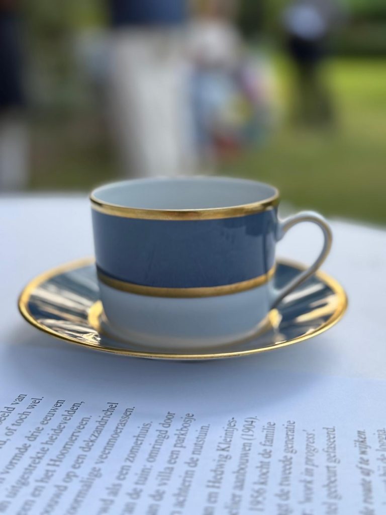 Porseleinen koffiekopje en blauw met goud in de tuin van Huize Kolthoorn Heerde