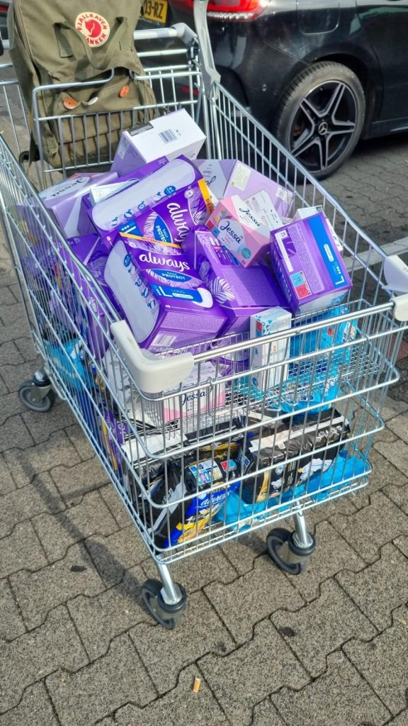 Boodschappenkar vol met maandverband