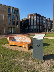 Plaquette met gedicht bij Social Sofa