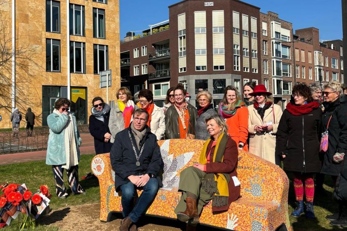 Burgemeester Veenendaal en Soroptimistenvoorzitter zitten samen op zojuist onthulde social sofa