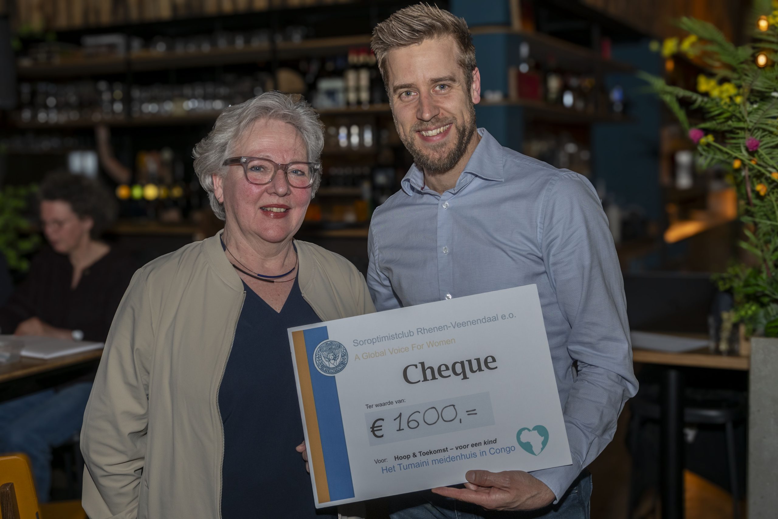 Gitte Niessen overhandigt cheque aan Jason Jacobs voor het Tumaini Meidenhuis