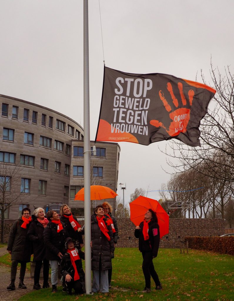 voor het eerst wappert de zwart-oranje vlag bij gemeentehuis Schouwen-Duiveland