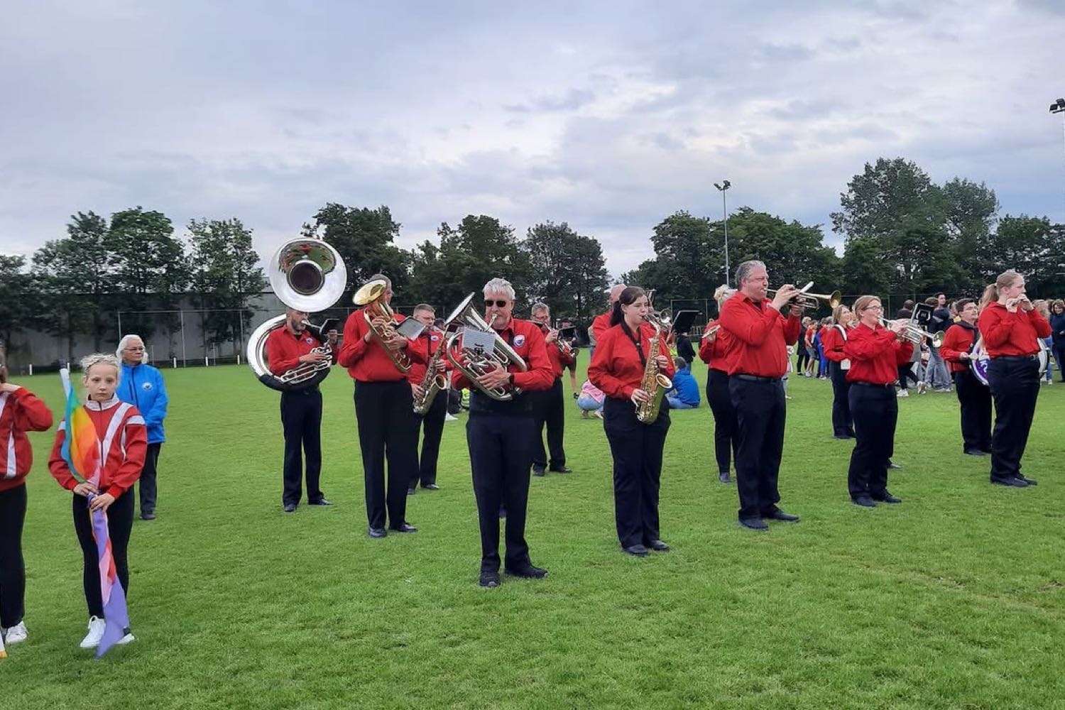 Muziekkorps speelt op het sportveld tijdens de Avondvierdaagse Wieringen 2025