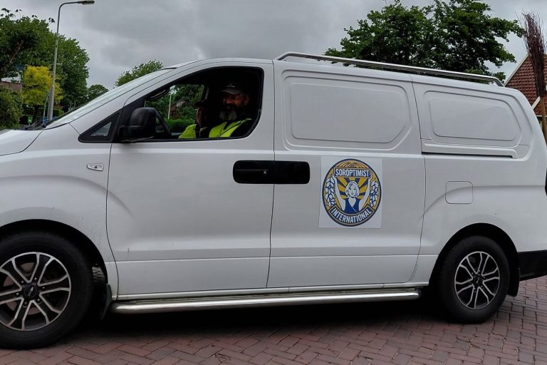De bezemwagen met het Soroptimist-logo tijdens de Avondvierdaagse Wieringen 2026