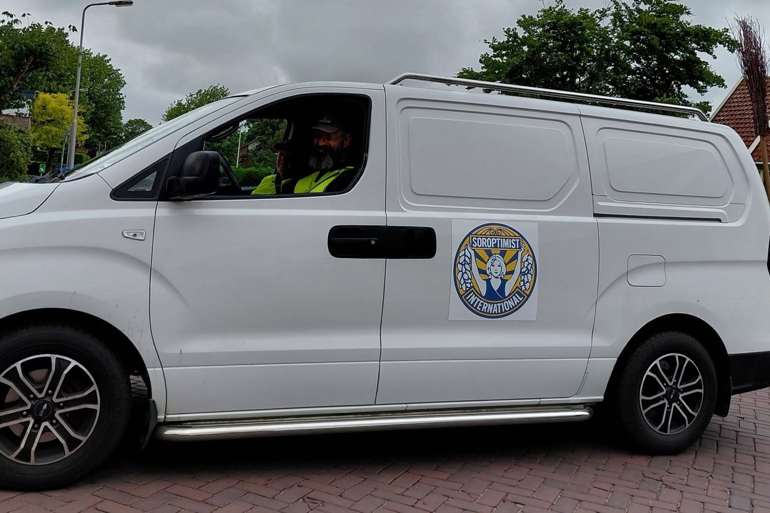De bezemwagen met het Soroptimist-logo tijdens de Avondvierdaagse Wieringen 2026
