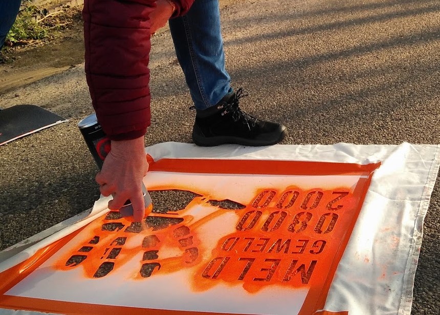 graffiti aanbrengen met telefoonnummer