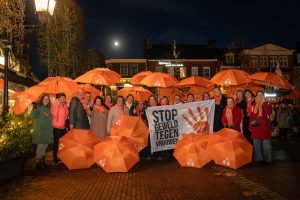 Leden Soroptimistclub Assen en Zonta;s vragen aandacht voor Geweld tegen vrouwen.