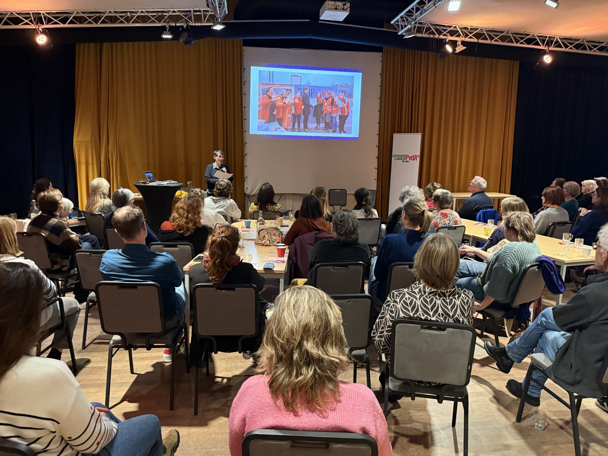 Wanda spreekt over het Verdrag van Istanbul tijdens een thema-avond over vrouwenveiligheid.