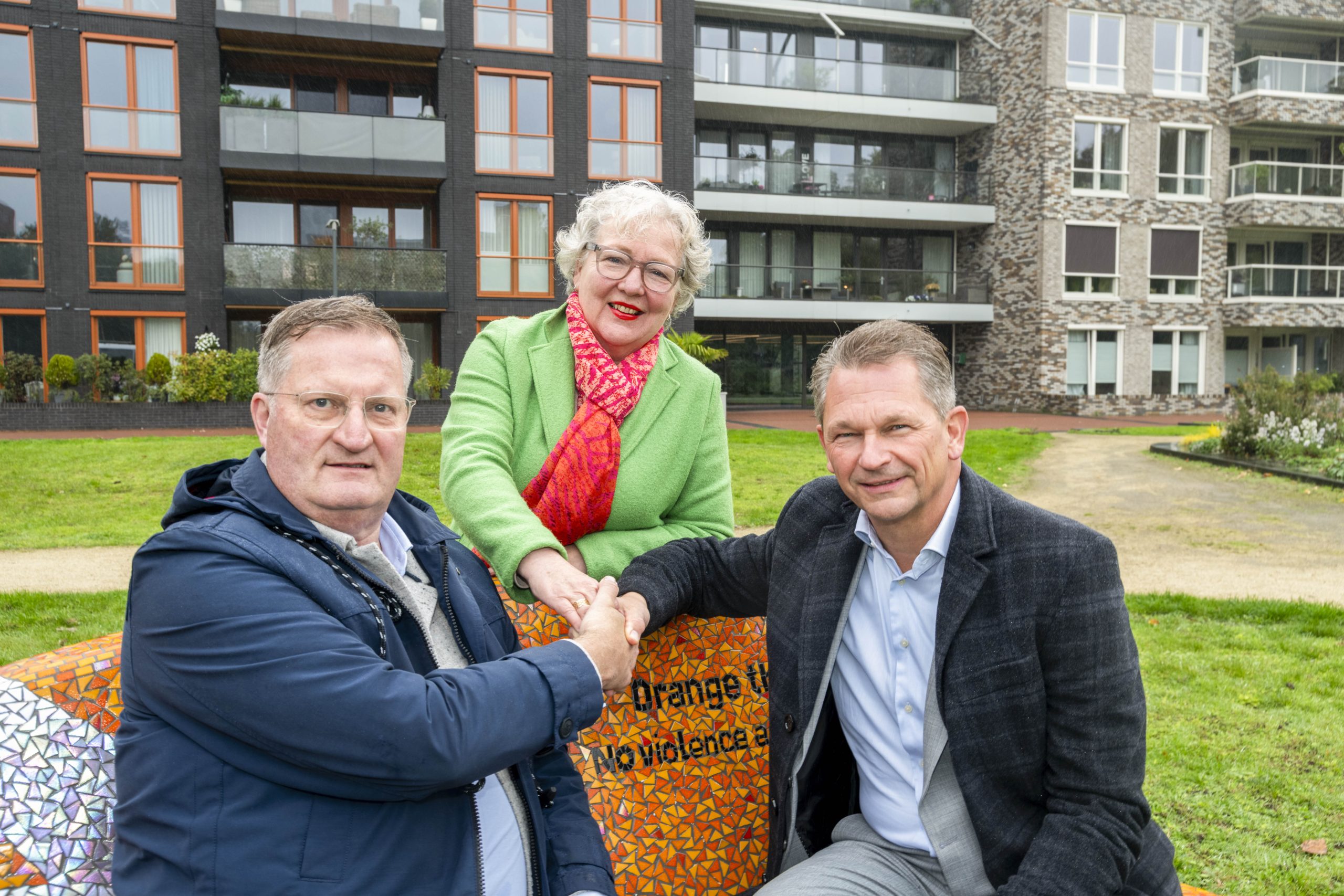 Gitte Niessen, Marco van Bemmelen en Maarten van den Bosch slaan de handen ineen.